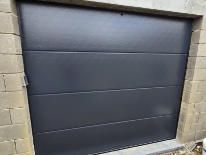 portes de garage sectionnelles, moteur, RAL 7016, V-line non profilé stucco, clavier à code, déverrouillage d'urgence