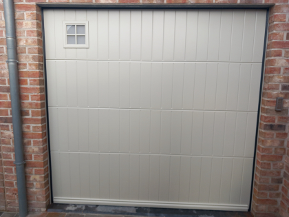 portes de garage sectionnelles, moteur, RAL 7044, V-line profilée verticalement lisse, agent immobilier, plinthe, clavier à code, fenêtre