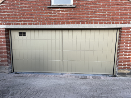 portes de garage sectionnelles, moteur, RAL 1001, V-line profilée verticalement lisse, agent immobilier, plinthe, fenêtre