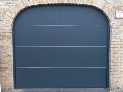 portes de garage sectionnelles, moteur, RAL 7016, V-line non profilé lisse, clavier à code, arc, vernis structure