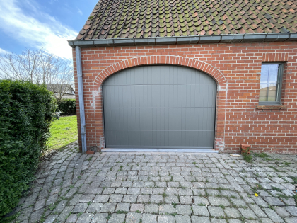 portes de garage sectionnelles, moteur, RAL 7039, V-line profilée verticalement lisse, plinthe, clavier à code, arc