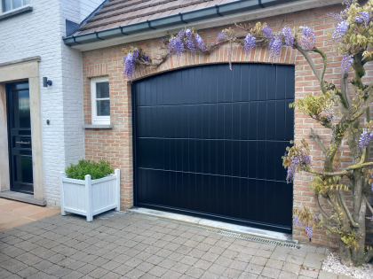 portes de garage sectionnelles, moteur, RAL 9005, V-line profilée verticalement lisse, plinthe, arc