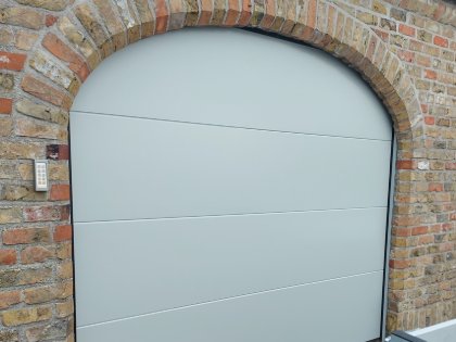 portes de garage sectionnelles, V-line non profilé lisse, moteur, RAL 7038, clavier à code, arc