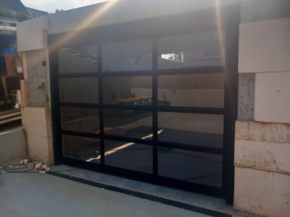 portes de garage sectionnelles, moteur, RAL 9017, clavier à code, vernis structure, panneau de verre