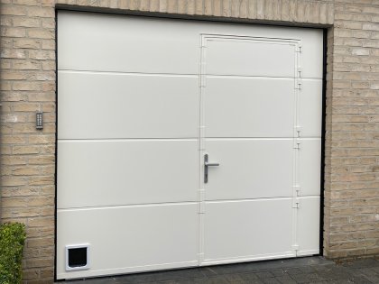 portes de garage sectionnelles, V-line non profilé lisse, moteur, RAL 1015, clavier à code, chatière, porte battante